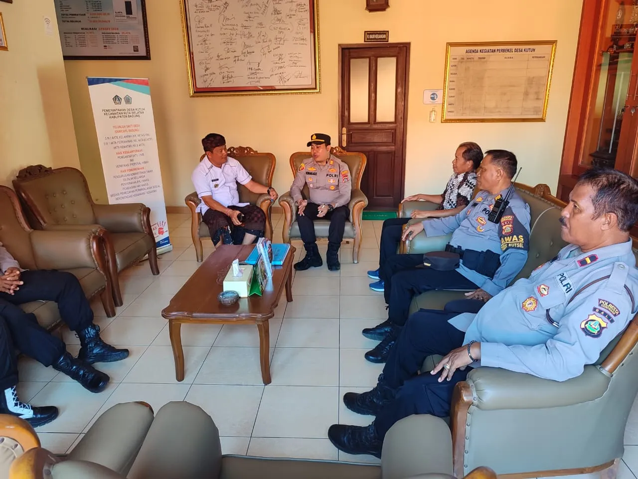 Kapolsek Kuta Selatan Sambangi Kantor Desa Kutuh, Bahas Kamtibmas dan Persiapan Hari Raya*