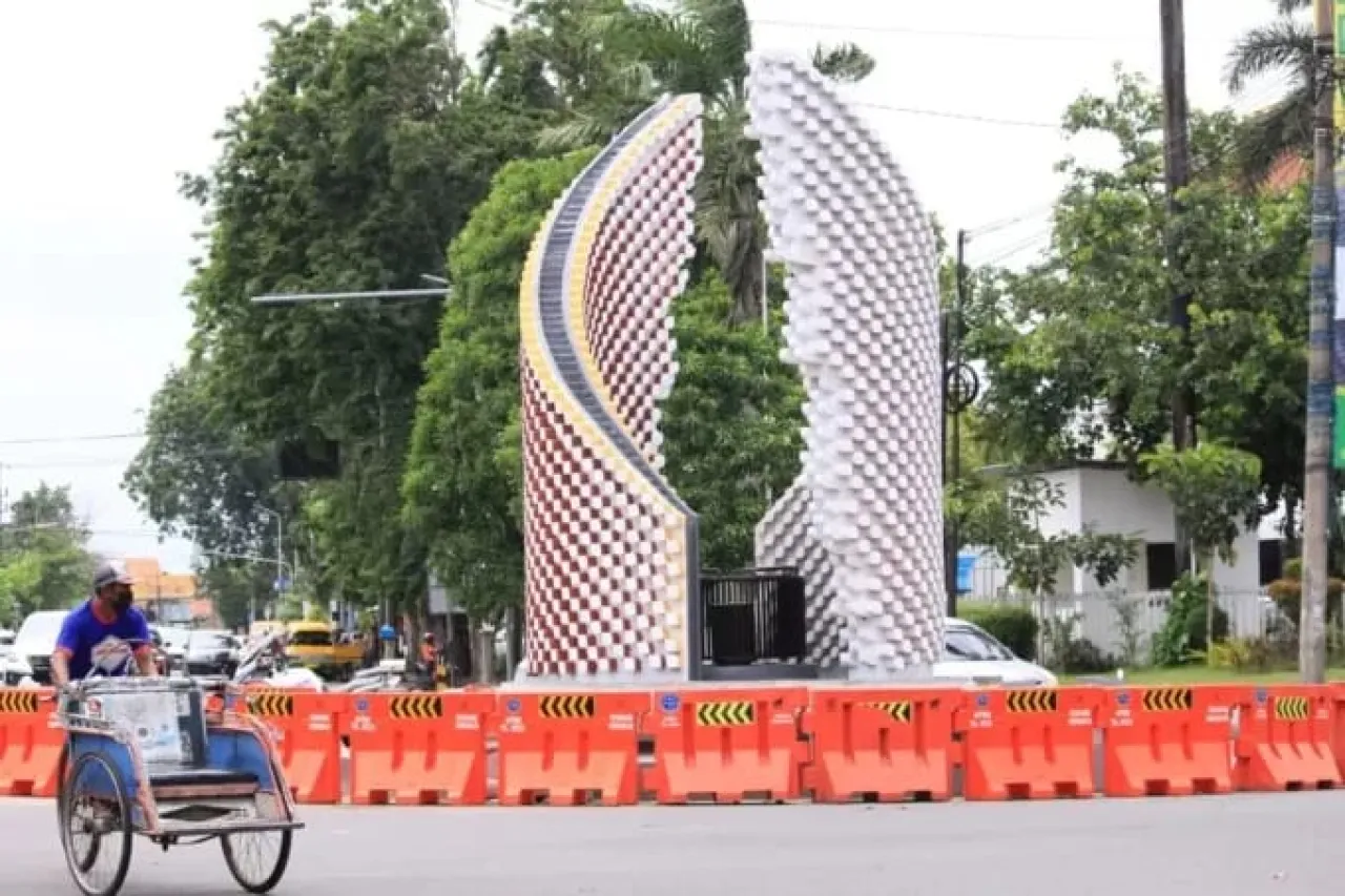 Tugu Babalayar Wujud Korupsi Yang Dipertontonkan 