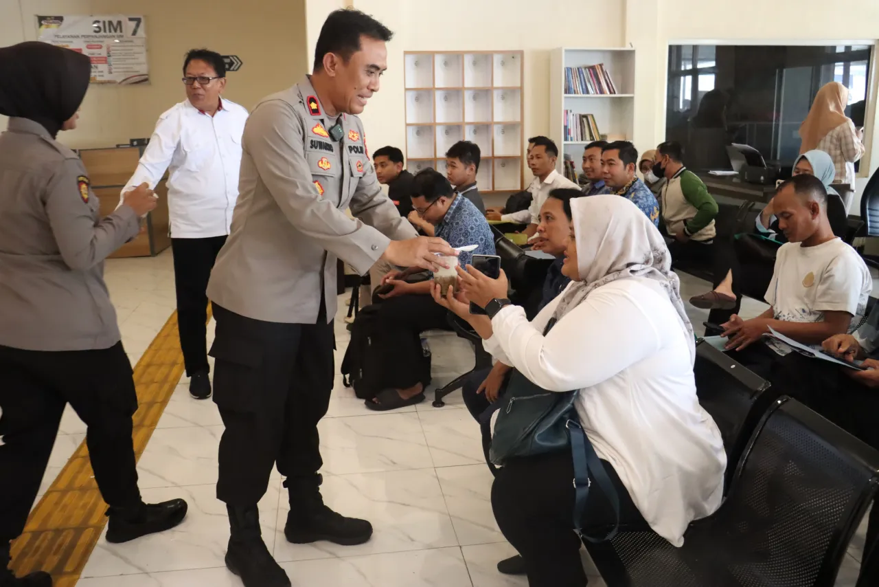 Siapkan Makanan Gratis untuk Pemohon SKCK, Polres Mojokerto Kota Hadirkan Layanan Prima yang Humanis