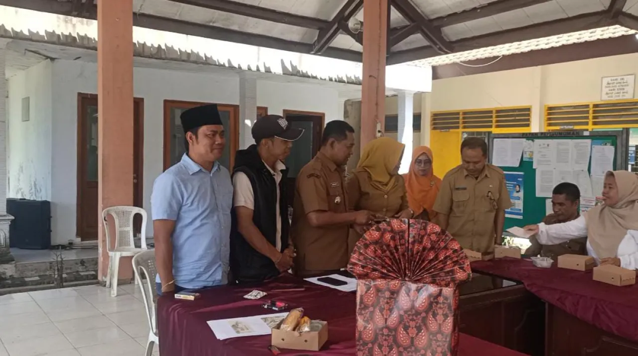 Staf Kecamatan Arosbaya Beri Kejutan Ulang Tahun ke-48 kepada Camat, Suasana Haru dan Keakraban Warnai Perayaan