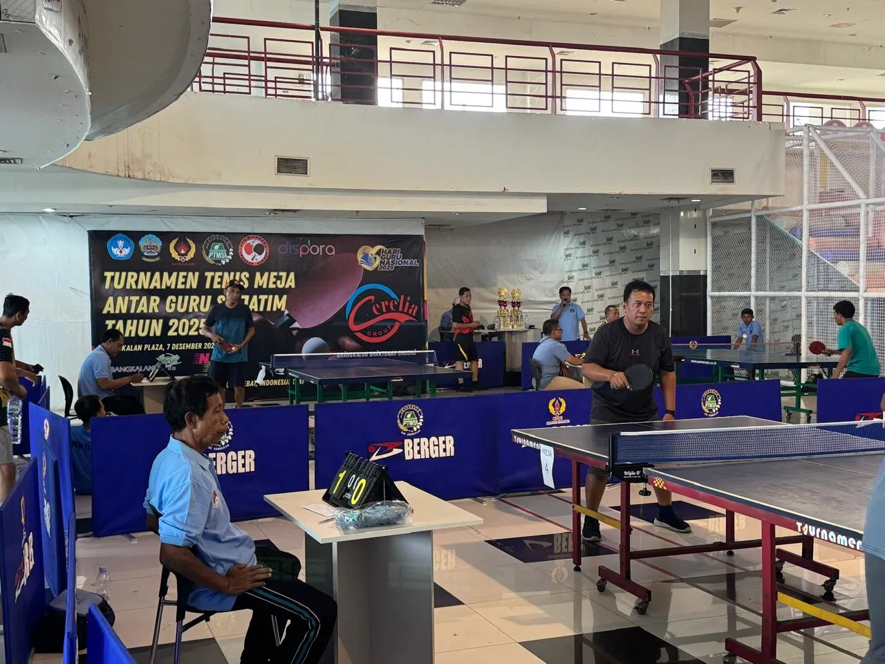 Guru Se-Jawa Timur Berkompetisi Sengit dalam Turnamen Tenis Meja di Bangkalan Plaza