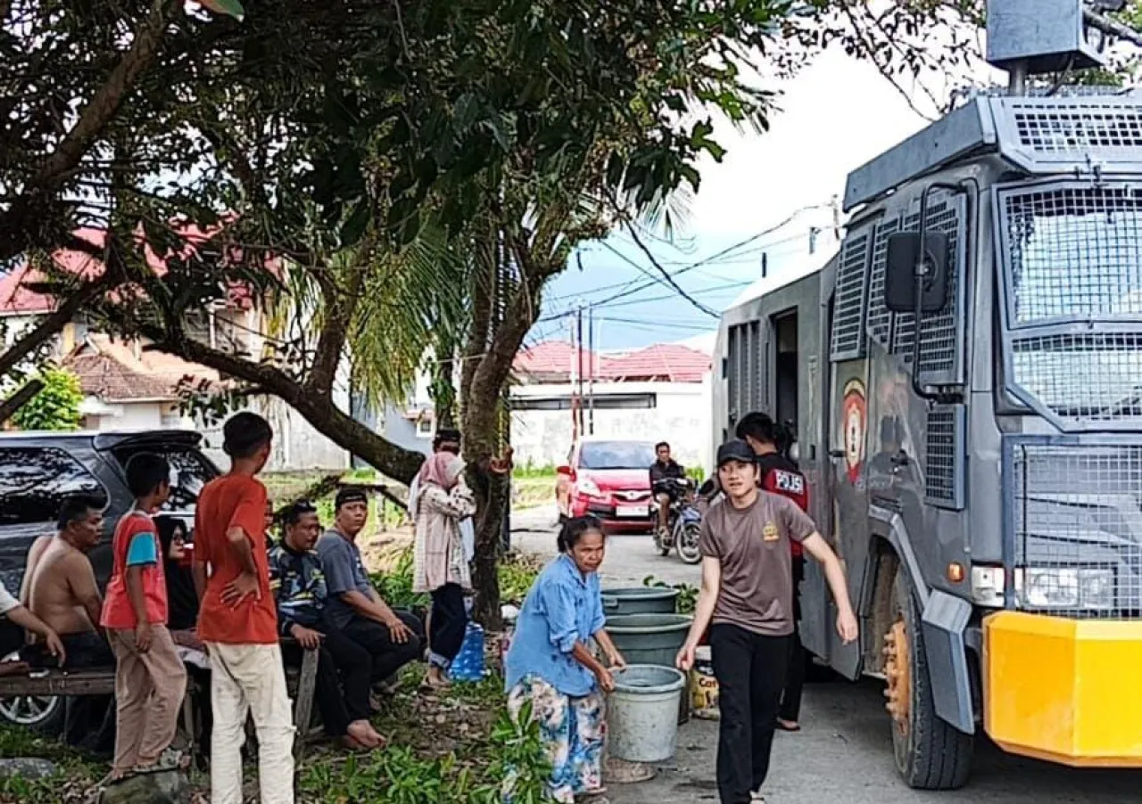Polri dan BPBD Kota Padang Salurkan Air Bersih ke Lokasi Terdampak, Pastikan Kebutuhan Warga Terpenuhi