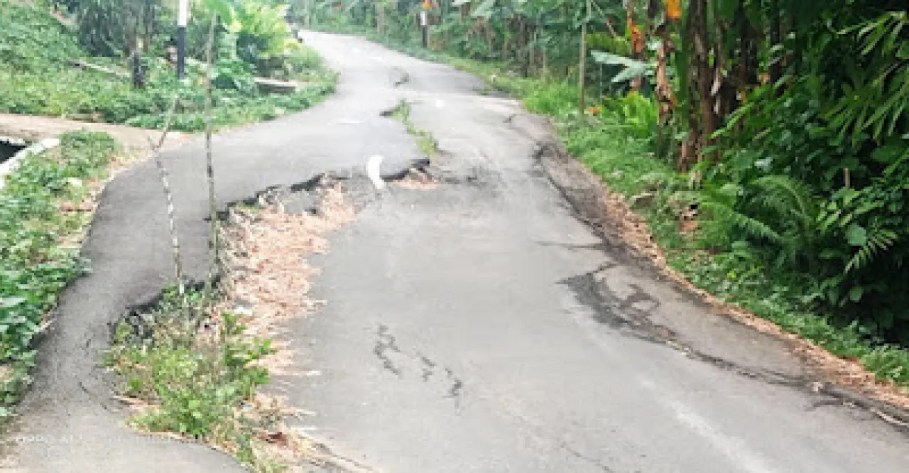 Jalan Vital Kec.Ulumoro'ö nyaris Putus Mohon bersabar Nias Barat lagi Efesiensi