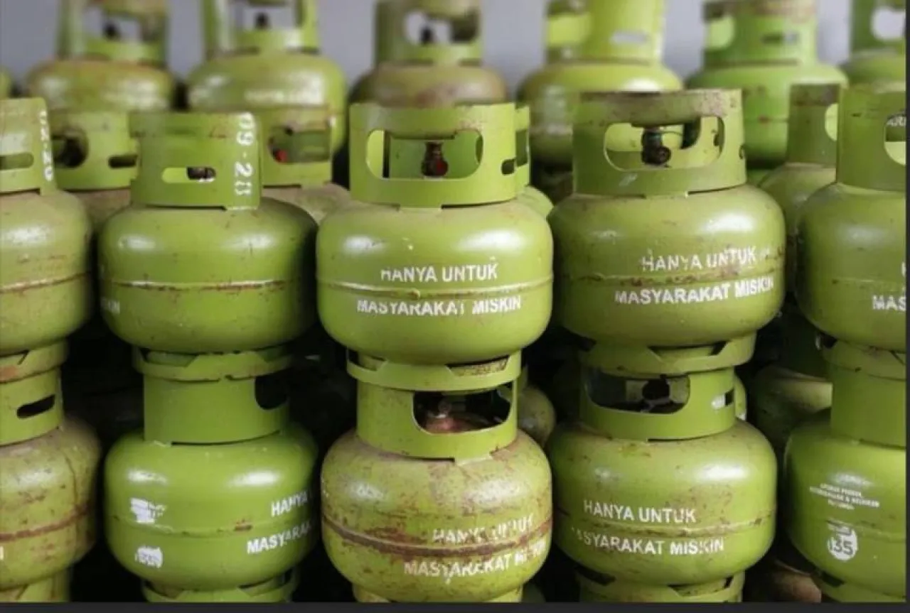 Gas elpiji 3 kilo Tertulis Hanya Untuk Masyarakat Kecil Krisis pemerintah dan DPRD Kabupaten Nias Barat kurang Peka.