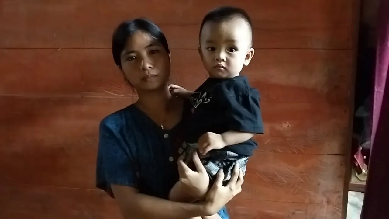 Gendong anak " Menangis histeri" Yanti Sayani Lahagu setelah  suaminya Tewas di Bunuh Lalu di Fitnah.