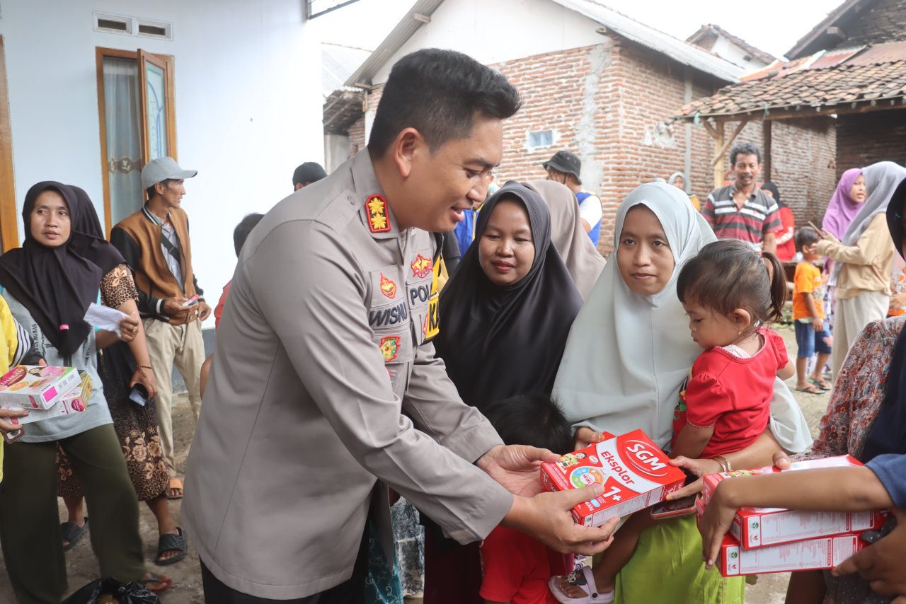 "Gerak Cepat Kapolres dan Bupati Probolinggo: Tinjau Lokasi Banjir, Salurkan Bantuan, dan Siapkan Solusi"