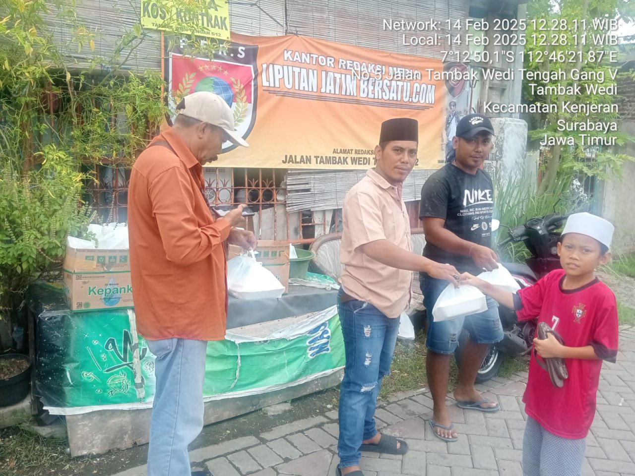 Konsisten Tebar Kebaikan, Media LiputanJatimbersatu.com Kembali Bagi-bagi Nasi Kotak Gratis 