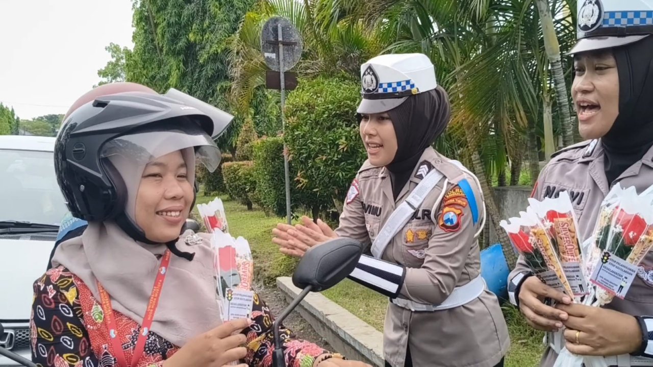 Tanda Sayang Polisi Bangkalan, Bagikan Cokelat dan Bunga Bagi Pengendara Tertib Berlalulintas