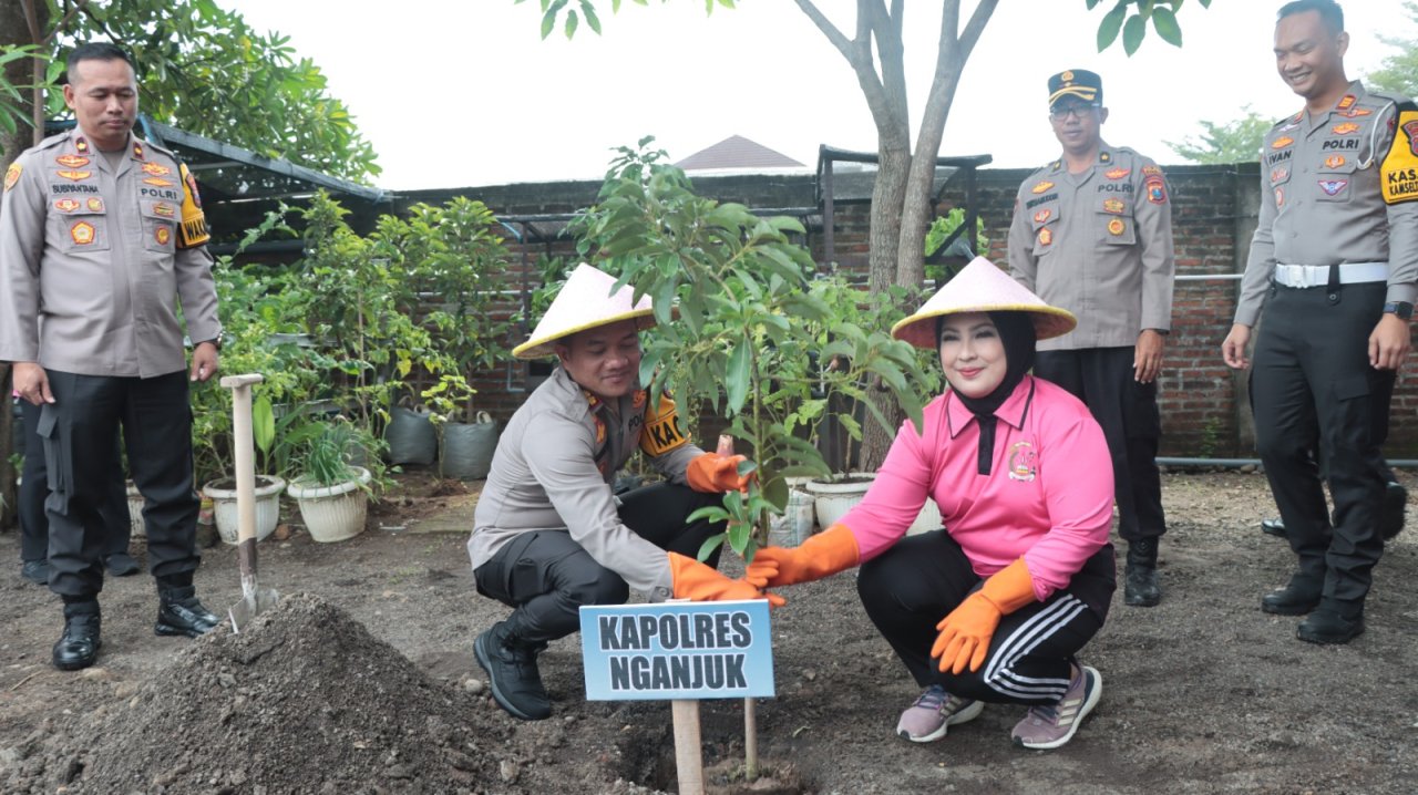 Polres Nganjuk dan Bhayangkari Tanam Pohon Alpukat, Panen Sayur dan Ikan untuk Warga