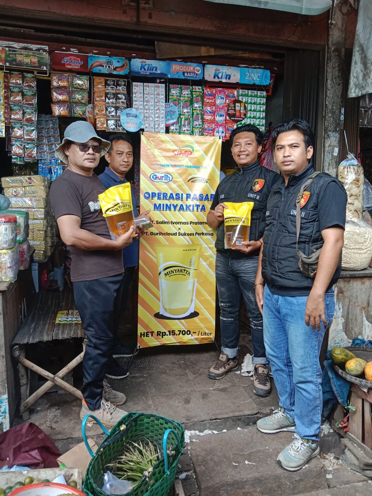 Agar Harga Sembako Stabil Satreskrim Polres Rembang Pendampingan Pendistribusian Minyak di Pasaran