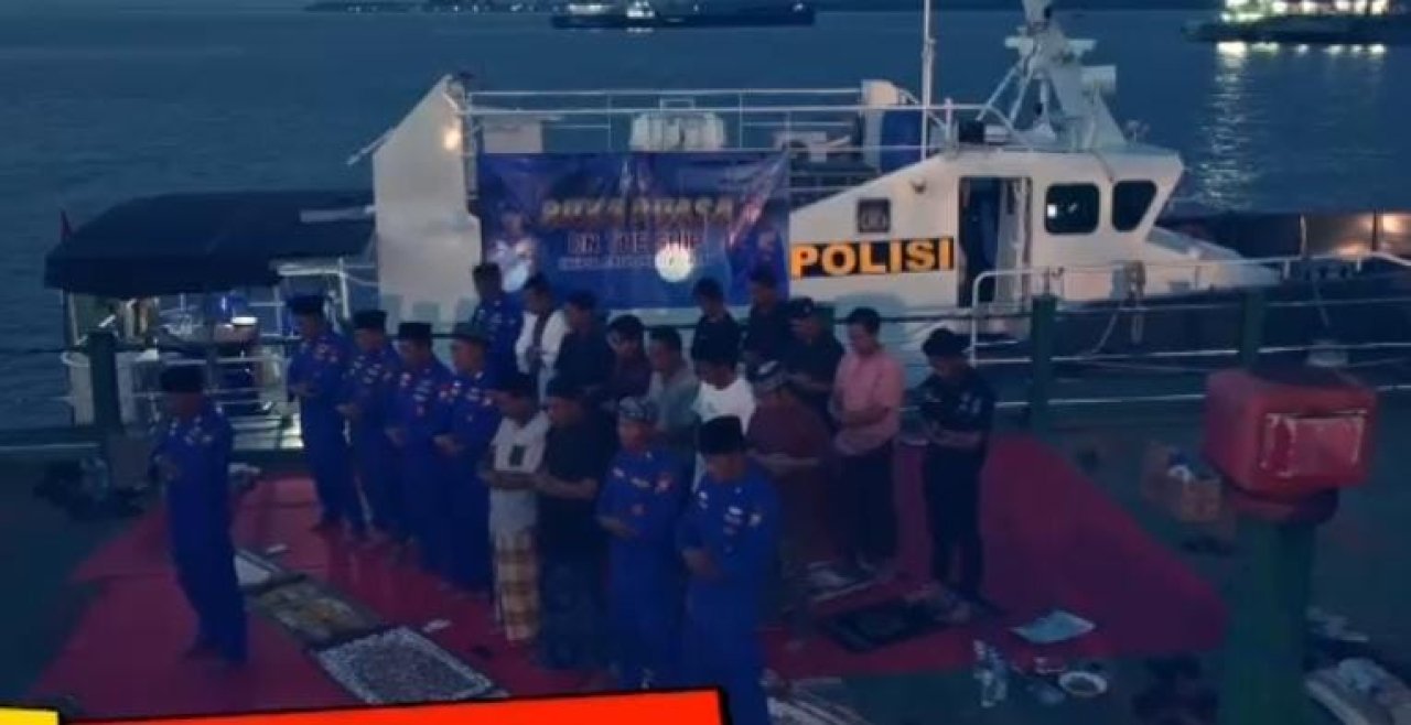 *Momen Ditpolairud Polda Jatim Buka Puasa dan Tarawih Bareng ABK di Tengah Perairan Surabaya*