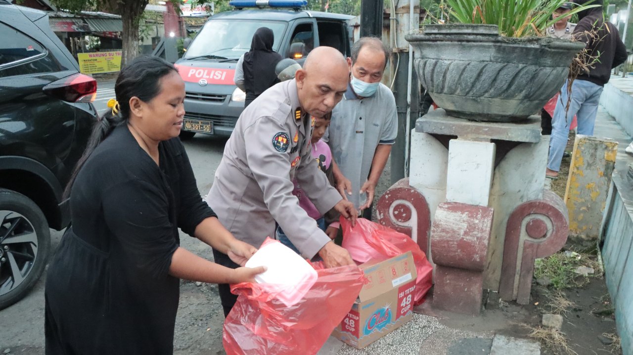 Jumat Berkah, Polres Nganjuk Bersama Awak Media Bagikan Ratusan Takjil di Terminal Anjuk Ladang