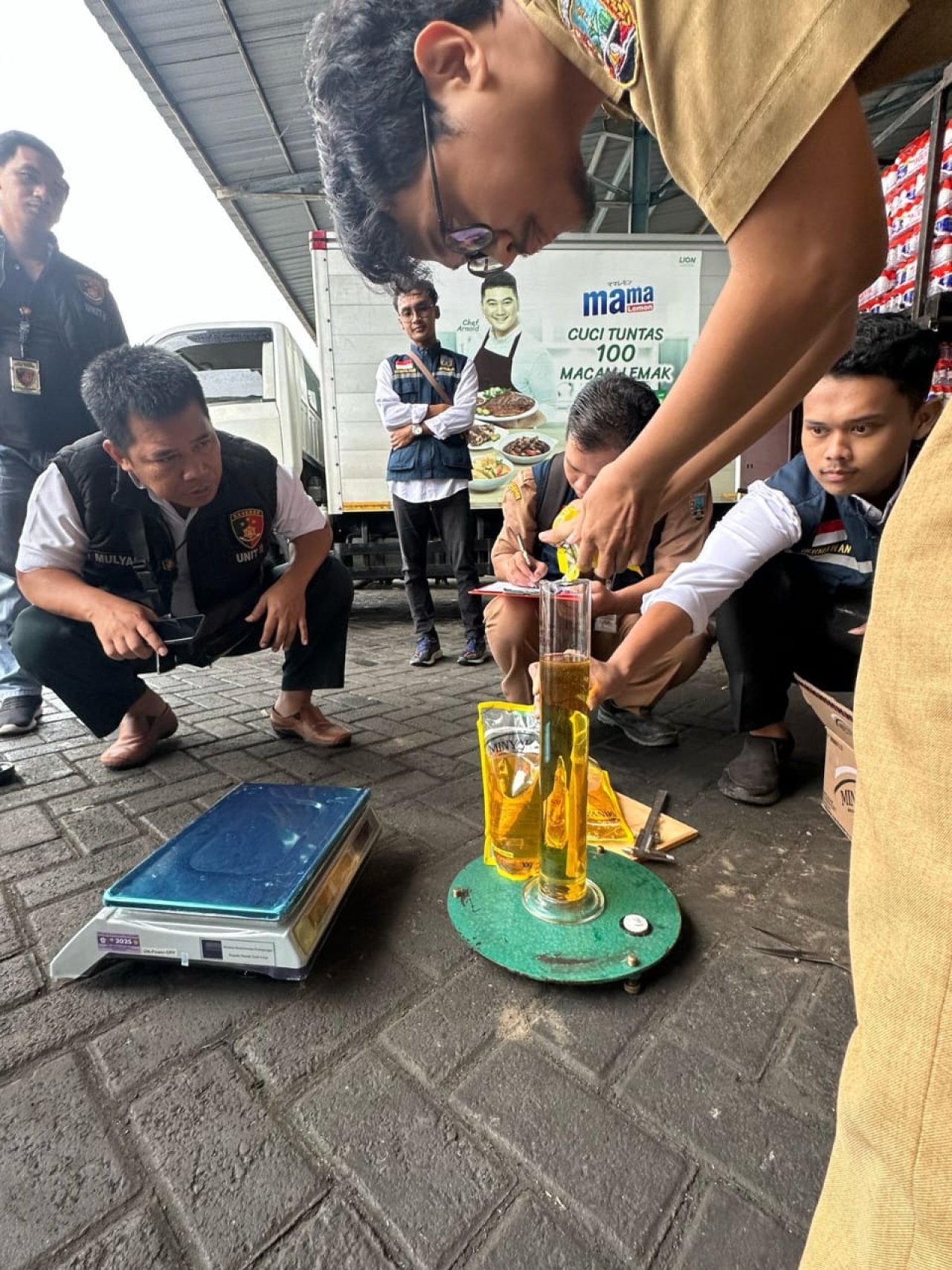 Polres Rembang cek volume minyak Kita di distributor Rembang bersama UPT meterologi