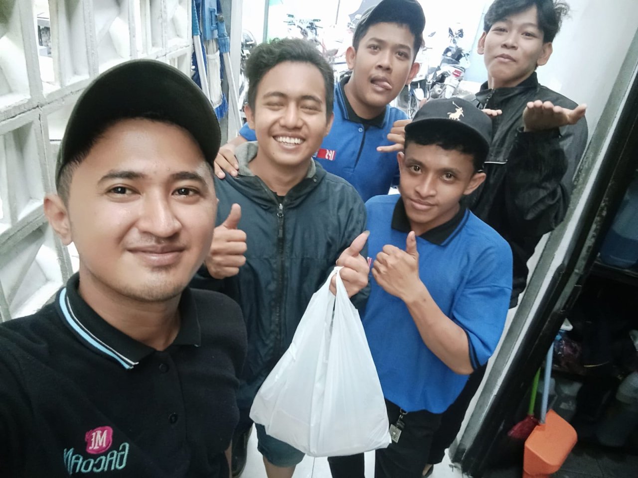 Bnews.click Berbagi Takjil, Wujud Kepedulian di Bulan Ramadan