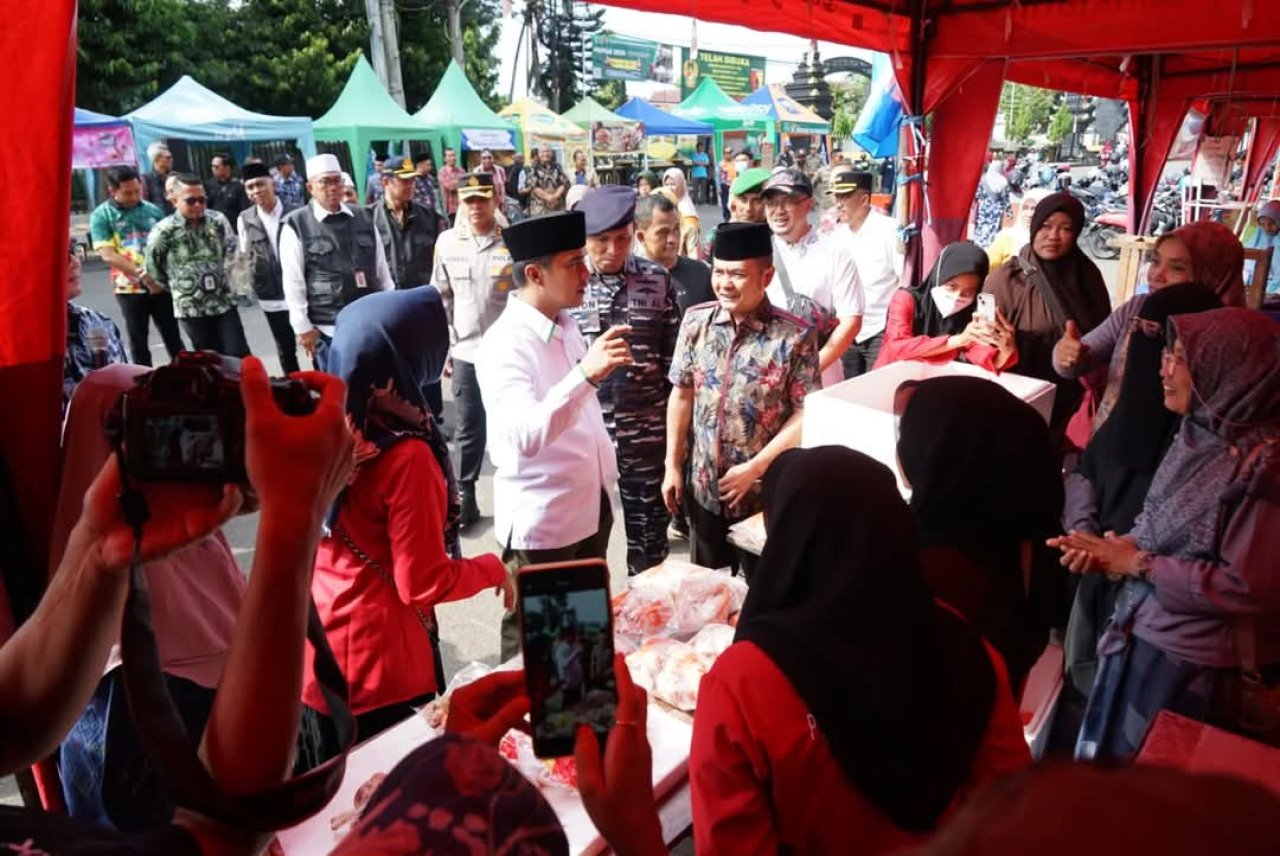 Bupati Bangkalan Tinjau Pasar Murah Ramadan, Pastikan Harga Sembako Lebih Terjangkau
