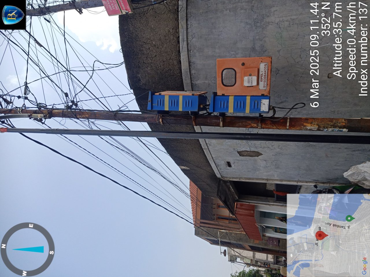 Tanpa ijin dinas PU,tiang my republik di tancapkan di wilayah Krembangan