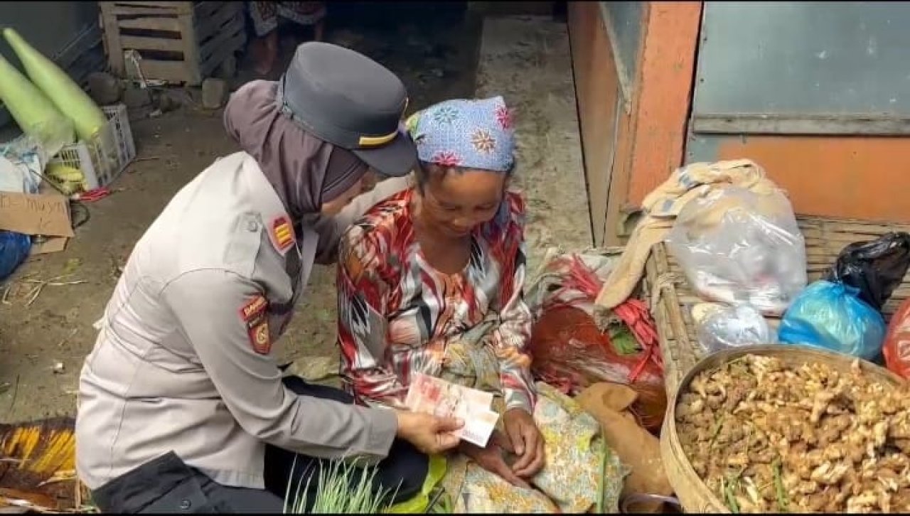 Polisi Datang Nenek Penjual Rempah yang Ditipu Pembeli Pakai Uang Mainan di Pamekasan Senyum Riang
