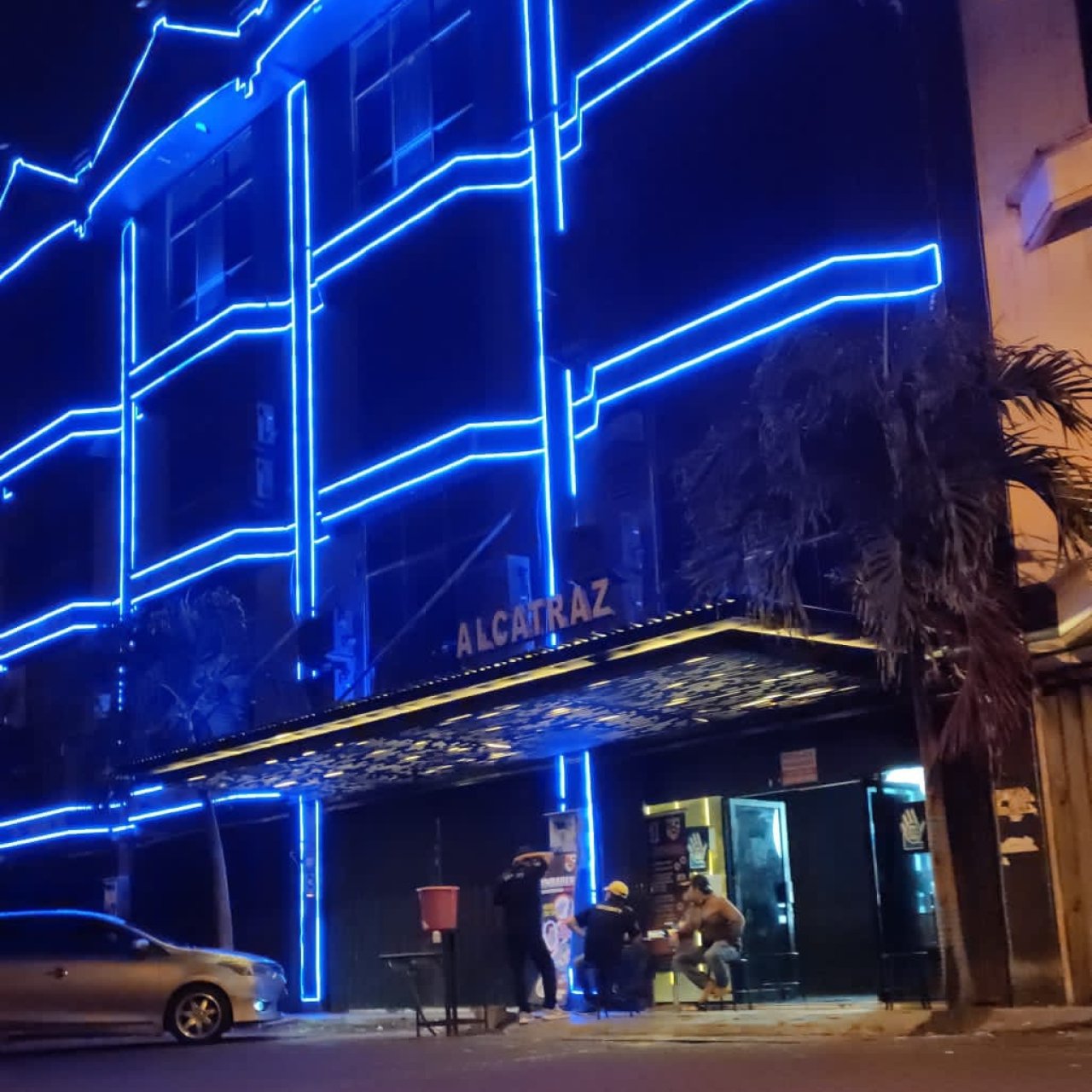 Miris! Anak di Bawah Umur Dibiarkan Masuk Cafe Alcatraz Surabaya, Duduk Bareng Penikmat Miras