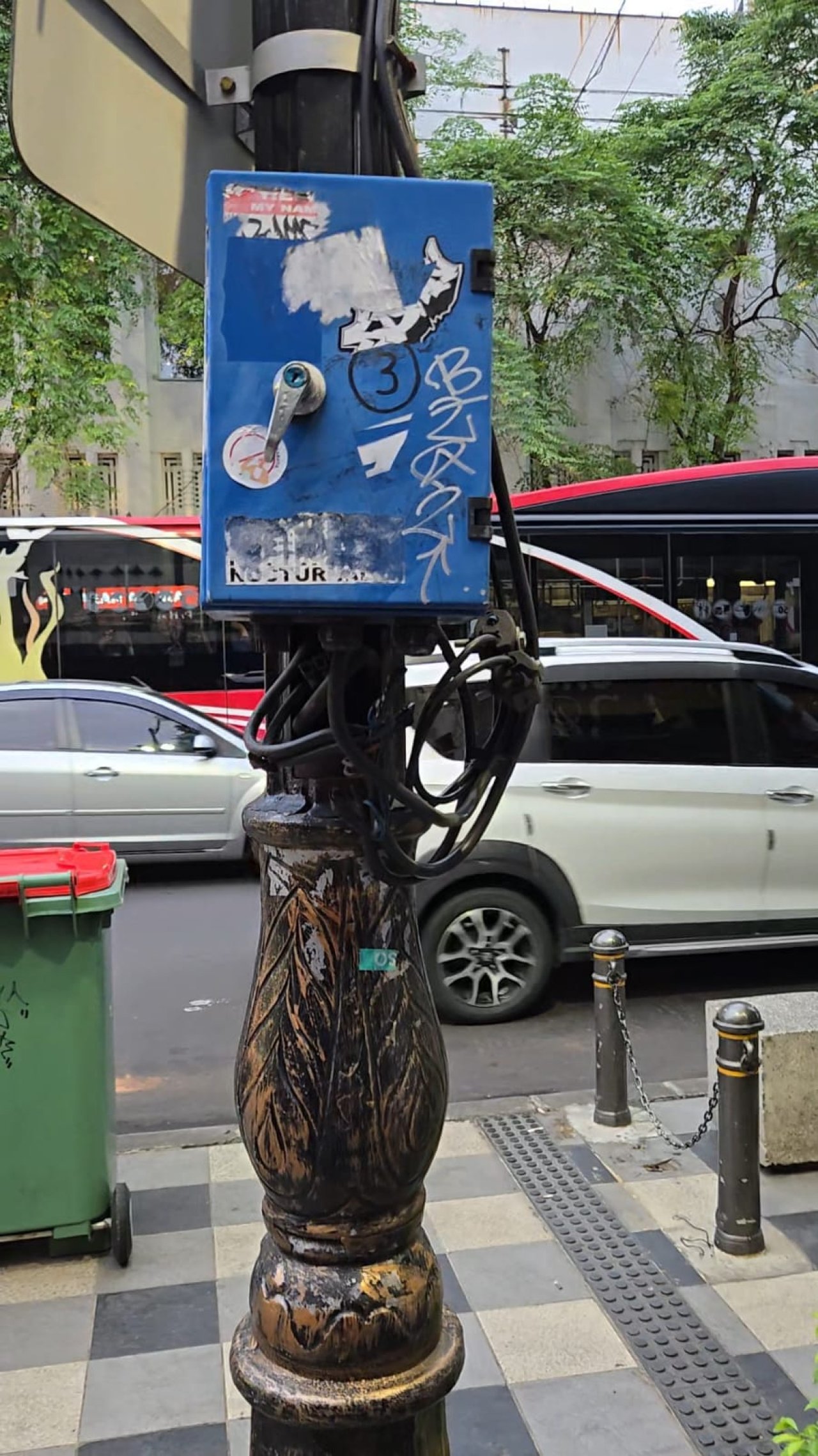 Sudut Pemandangan Kota Surabaya Tercoreng Dengan Adanya Kabel Listrik Yang Keluar Dari Panel