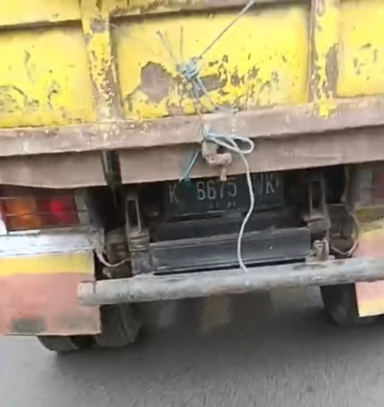 Bahaya Mengintai Pengendara Sepeda Motor, Truk Bermuatan Oli Bekas Diduga Tumpah di Jalan Endrosono