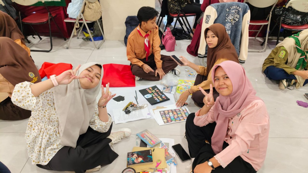 Peringatan Hardiknas, SMP Muhammadiyah 1 Surabaya Sukses Gelar Lomba Scrapbook