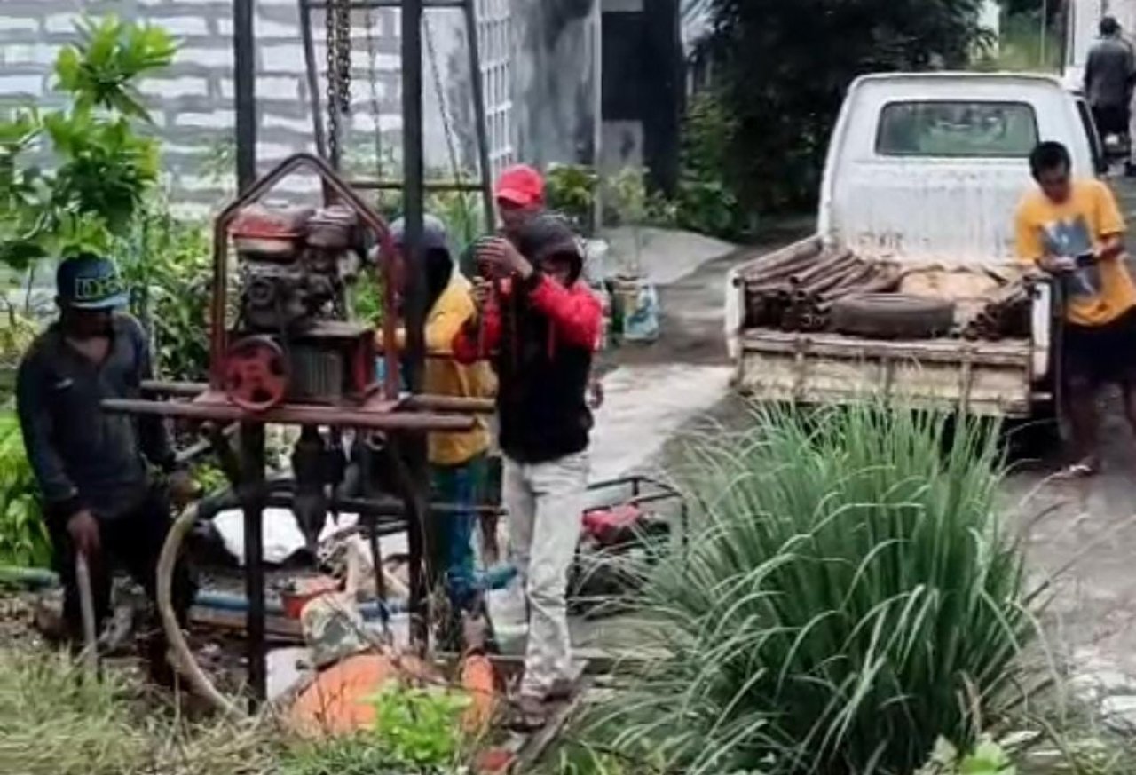 Hadapi Krisis Air, Warga Perumahan Pesona Suramadu Gotong Royong Bangun Sumur Bor
