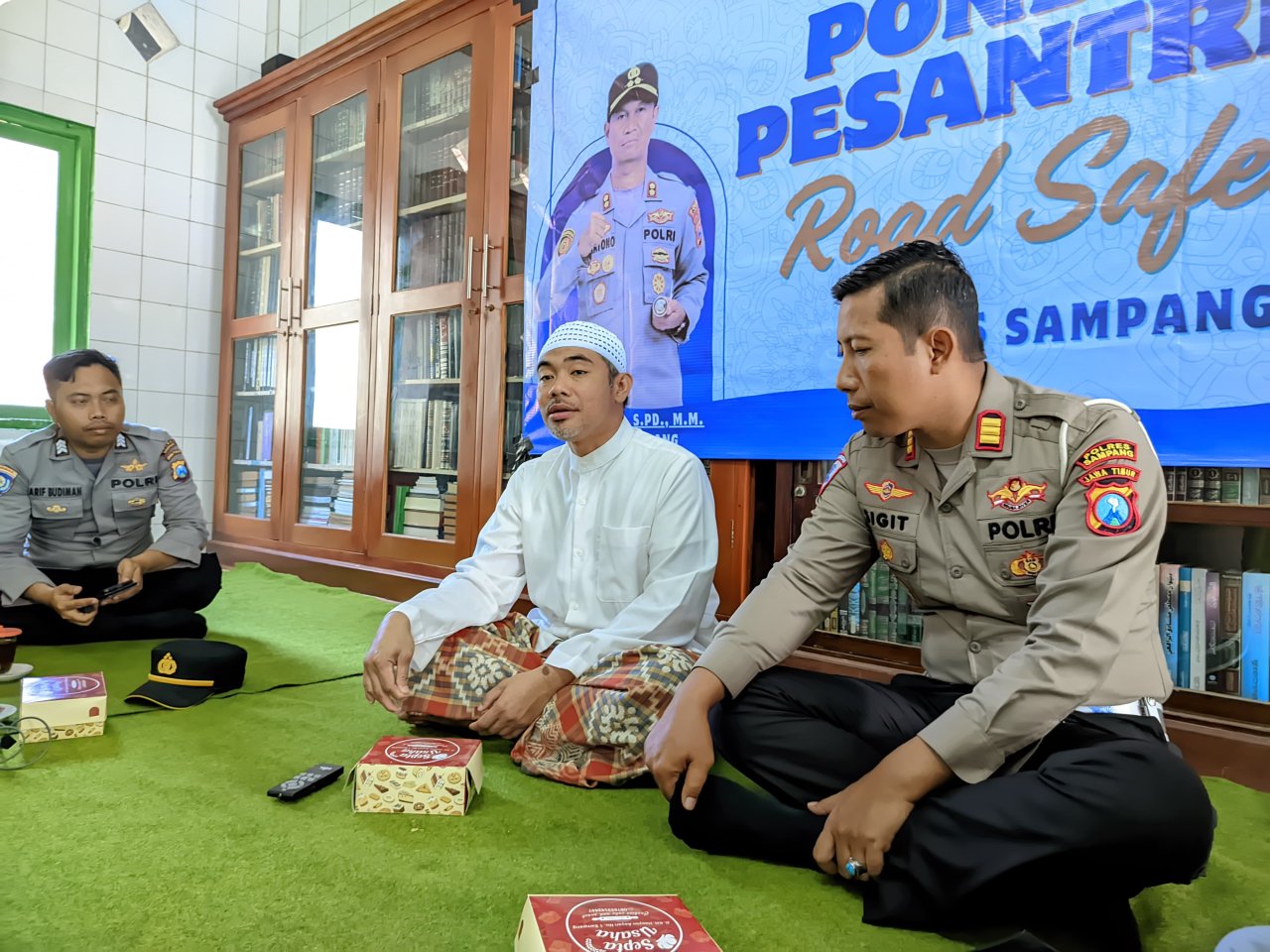 Satlantas Polres Sampang Gelar "Police Goes to Pesantren" di Ponpes Al-Haromaen: Sosialisasi Tertib Lalu Lintas Demi Kes