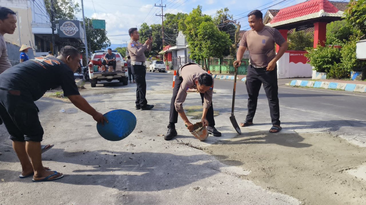 Minimalisir Laka Lantas Polres Bondowoso Tambal Jalan Berlubang: Bakti Polri di Hari Bhayangkara ke - 79