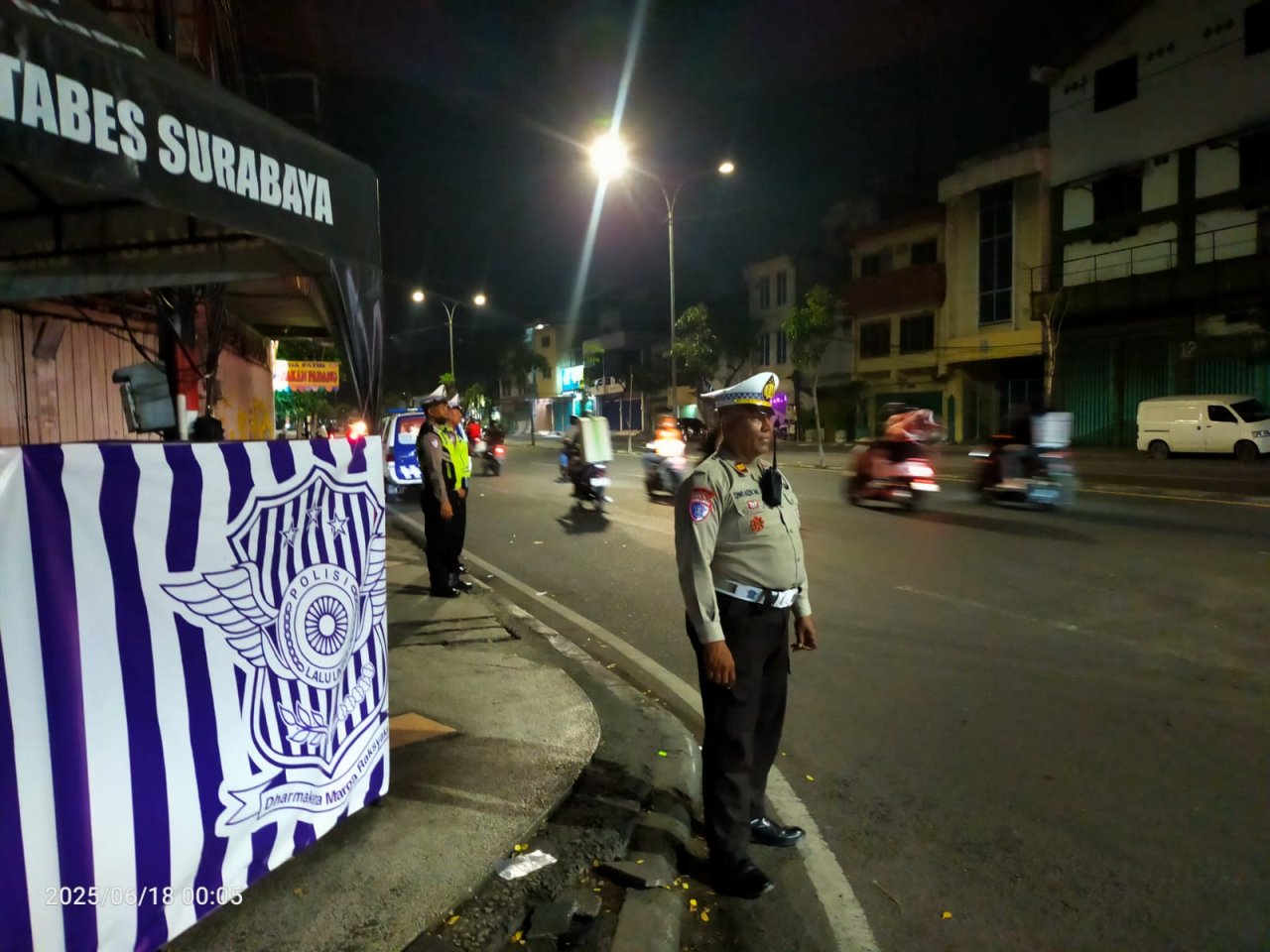 Kanitlantas Polsek Simokerto Pimpin Patroli Antisipasi Konvoi Anarkis di Anniversary Bonek ke-98