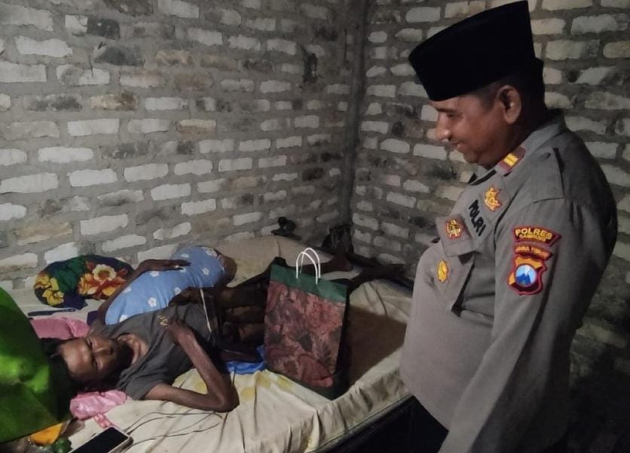 Peduli Sesama, Kapolsek Kedundung Hingga Masuk Pelosok Desa Berikan Bantuan