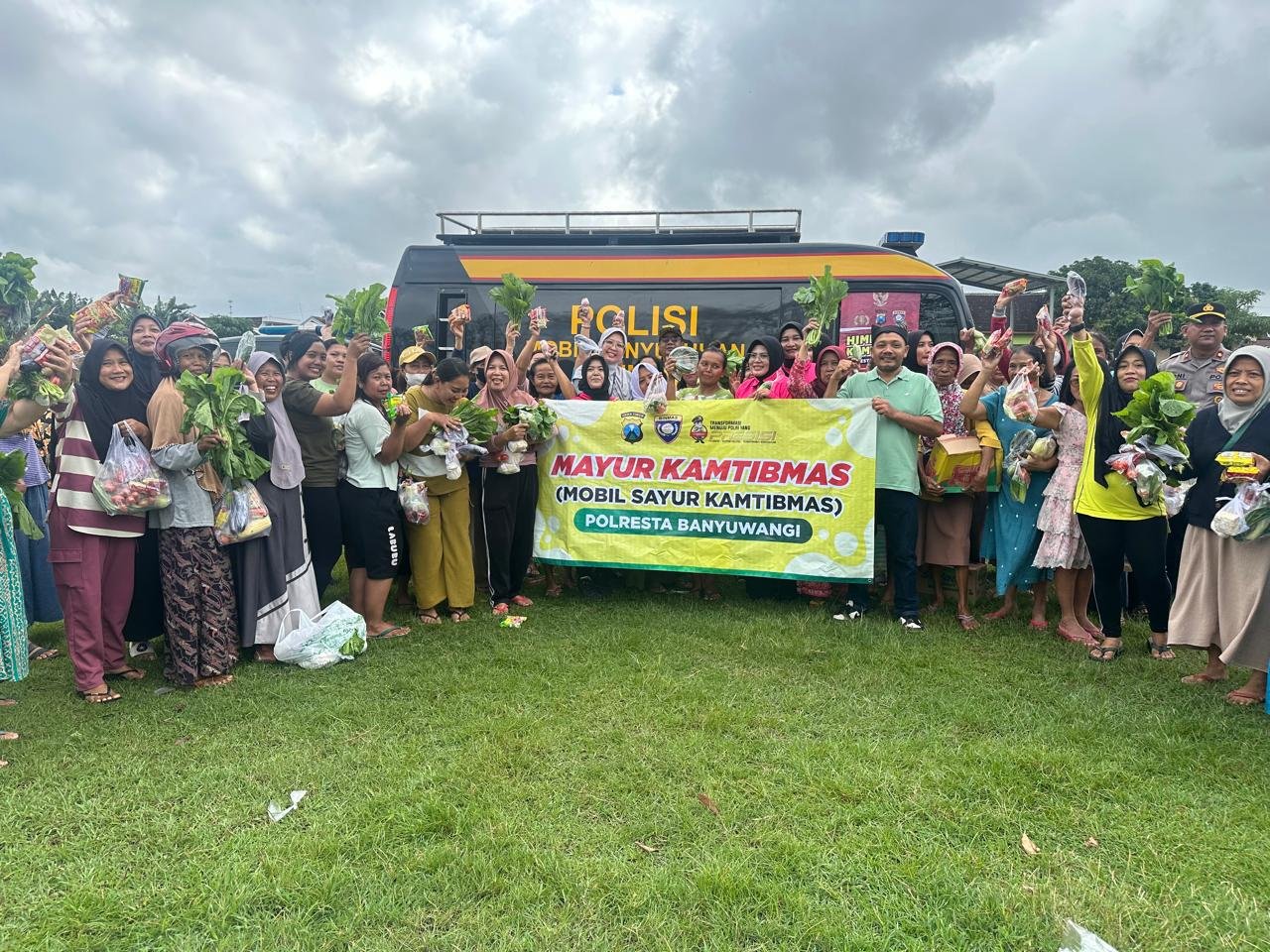 Polresta Banyuwangi Edukasi Warga Sambil Berbagi Lewat Wayang Golek