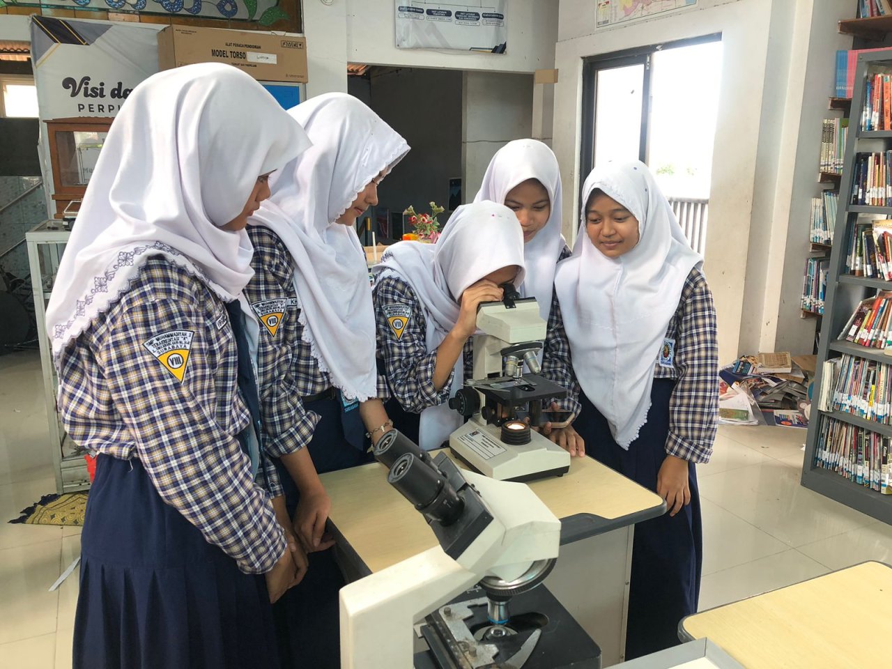 Belajar Seru di Laboratorium, Siswa SMP Muhammadiyah 1 Surabaya Amati Sel Hewan dan Tumbuhan Lewat Mikroskop