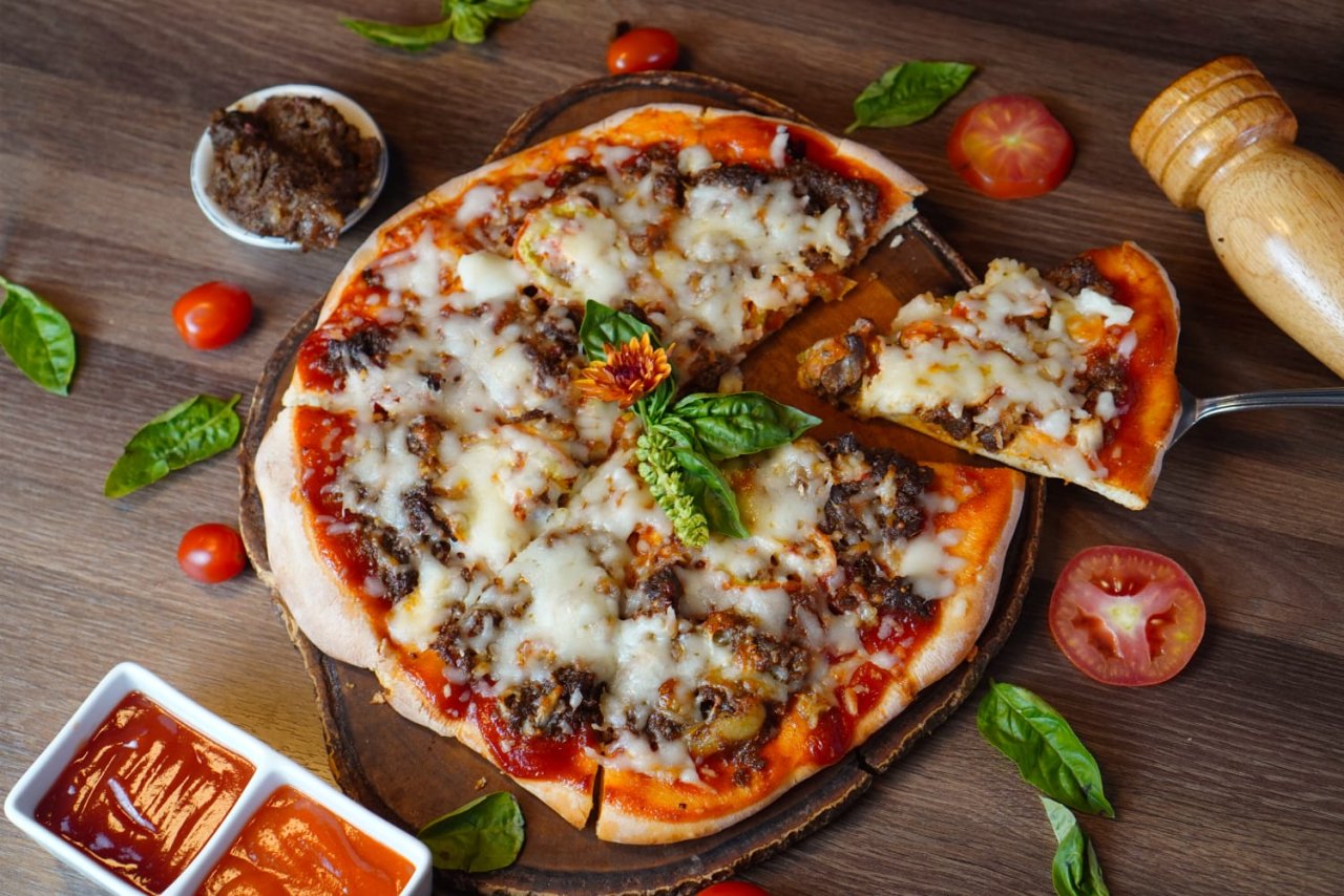 Rayakan Kemerdekaan dengan Pizza Merah Putih Rendang di Swiss-Belinn Airport Surabaya