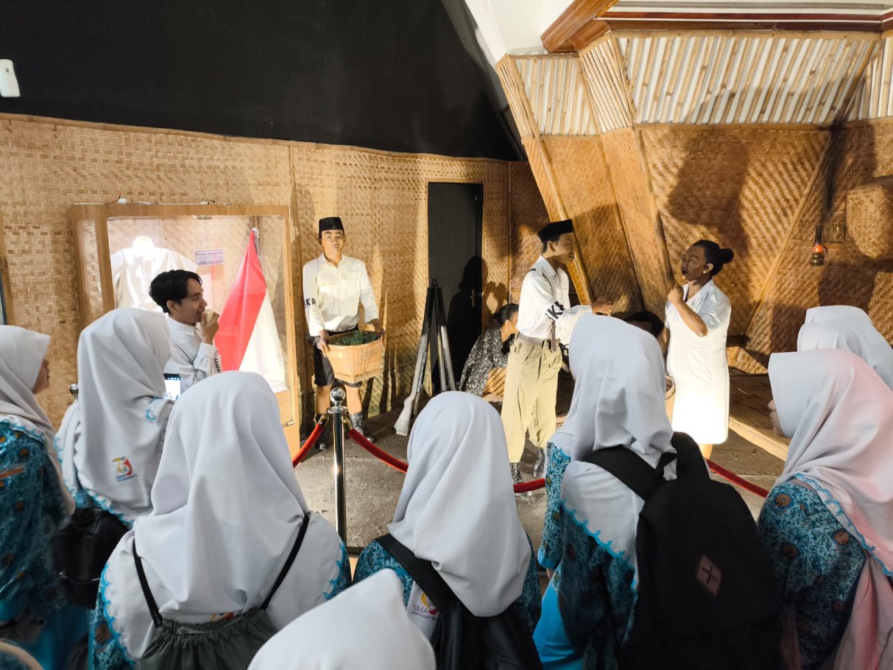 Siswa-siswi SMA Muhammadiyah 10 Surabaya Kunjungi Museum 10 November