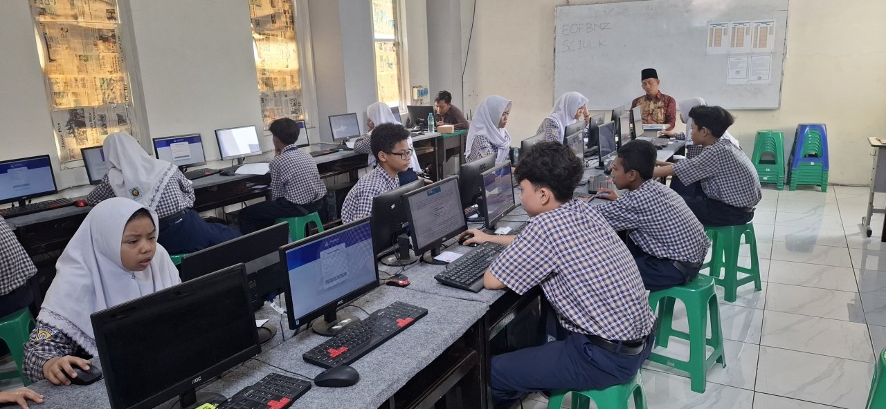 Monitoring dan Evaluasi ANBK SMP Muhammadiyah 1 Surabaya Berjalan Lancar