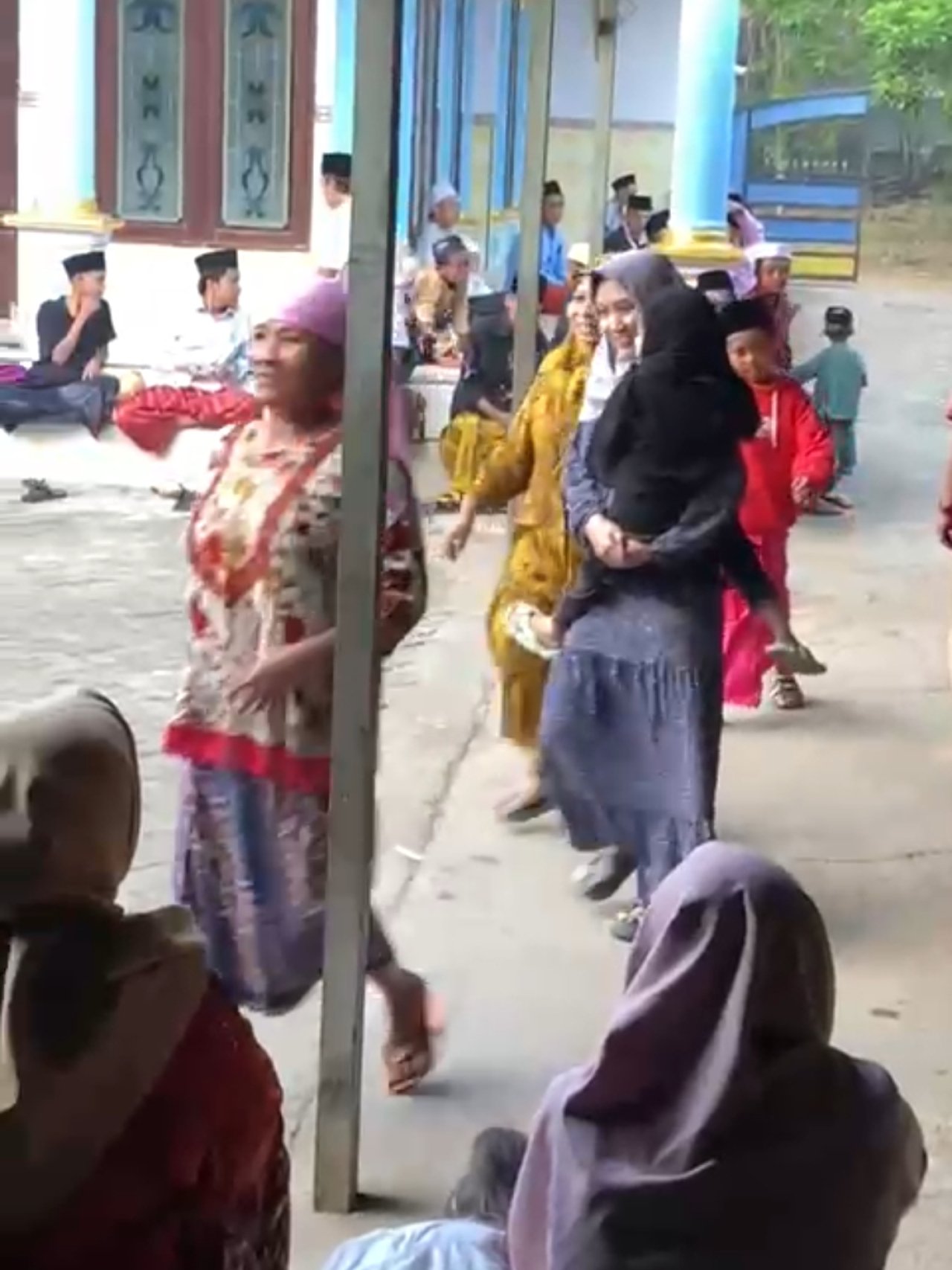 Ratusan Warga Hadiri Peringatan Maulid Nabi di Bangkalan, Tuan Rumah Kami Beri yang Terbaik