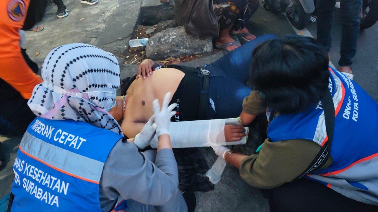 Diduga Terobos Lampu Merah, Pengendara Asal Pasuruan Tabrak Seorang Wartawan di Surabaya