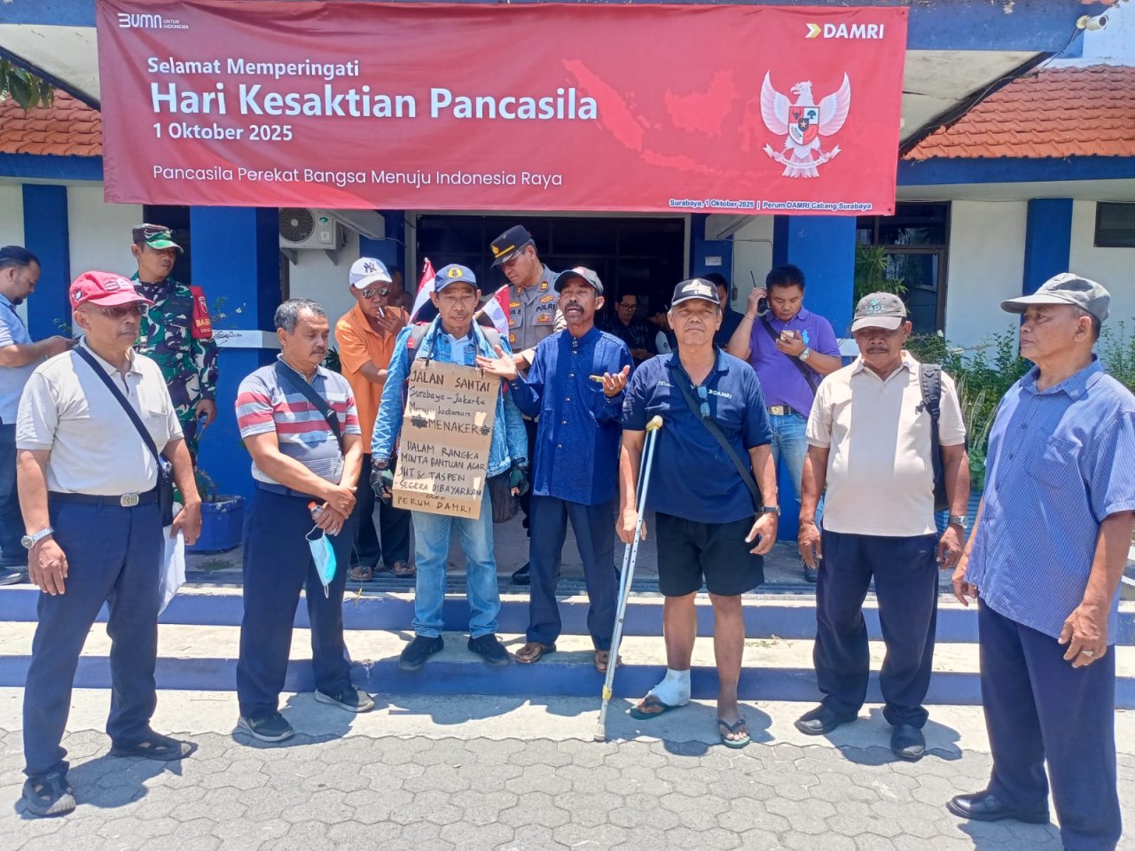 Purna Tugas DAMRI 2024/2025 Tuntut Hak Pesangon, Gelar Aksi Jalan Kaki Surabaya–Jakarta