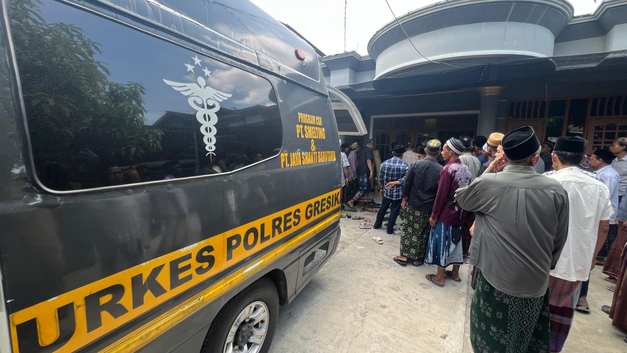 Ambulans Gratis Polres Gresik Antar Jenazah Pahlawan Devisa Asal Desa Lowayu ke Rumah Duka