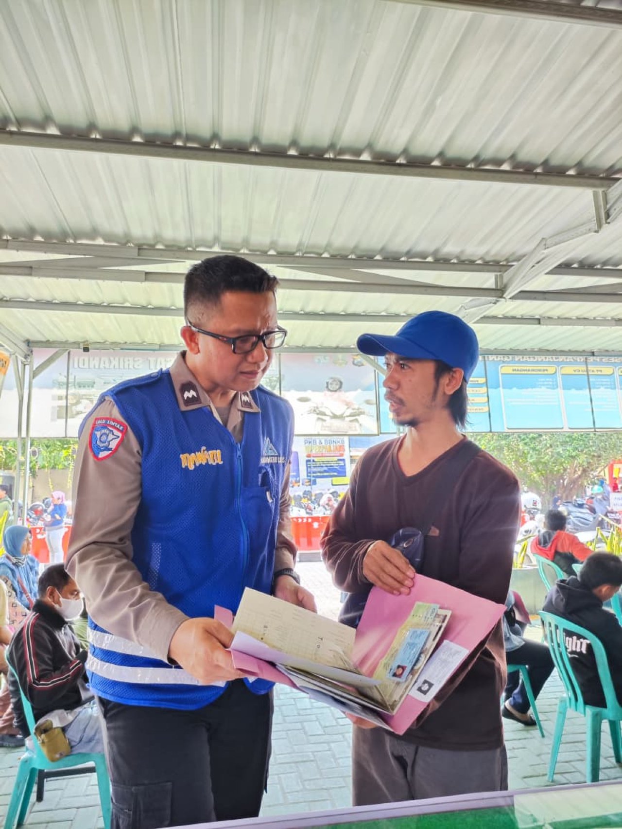 Samsat Surabaya Barat Melaksanakan Pelayanan Prima dengan Program Polantas Menyapa