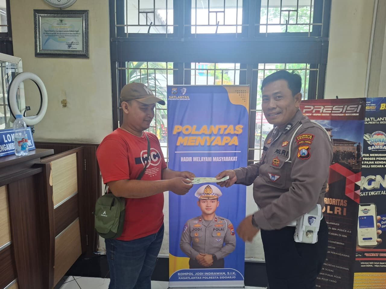 Polantas Menyapa, Satlantas Polresta Sidoarjo Hadir Berikan Pelayanan Dan Edukasi Di Samsat 