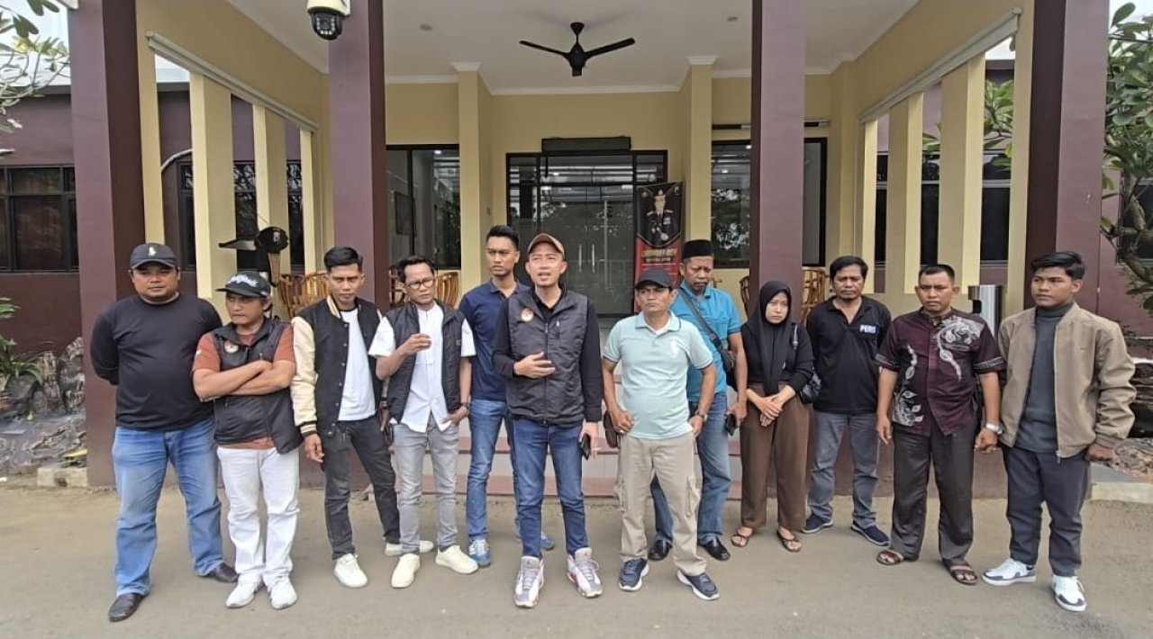 Sejumlah Insan Pes Dari Berapa Media WPK Pertanyakan Progres Perkara Yang Diduga Mangkrak Di Polres Bangkalan
