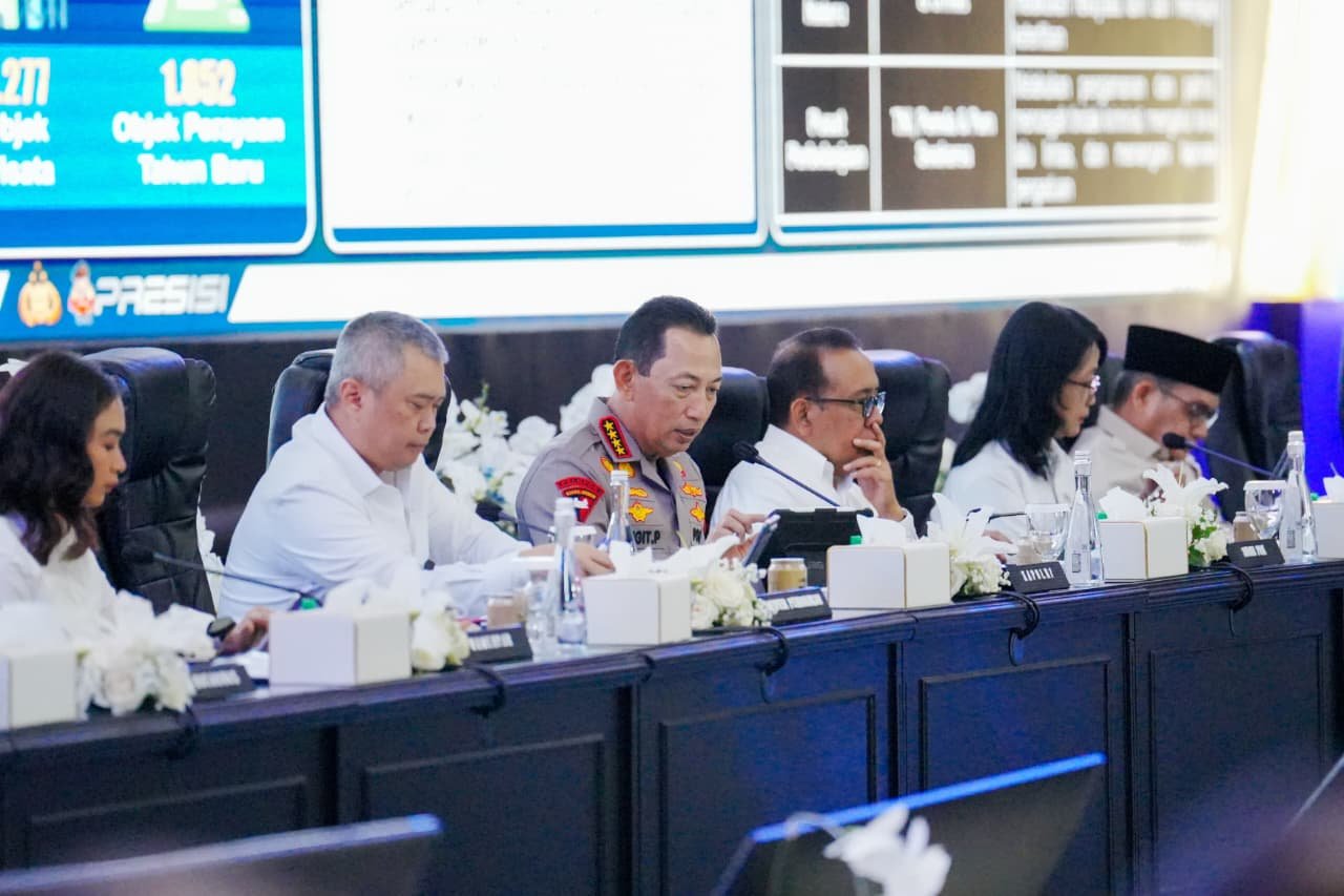 Kapolri Jenderal Listyo Sigit Prabowo menghadiri rapat koordinasi (rakor) lintas sektoral terkait dengan kesiapan pengamanan dan pelayanan masyarakat menghadapi perayaan Natal 2025 dan Tahun Baru 2026