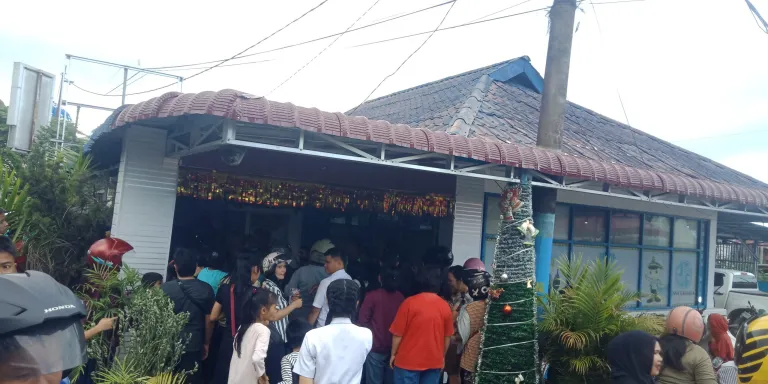 1.000 Dus Kopi Fresco Polri presisi dibagikan untuk warga,Kapolres Nias melalui Kasat lantas Nias.