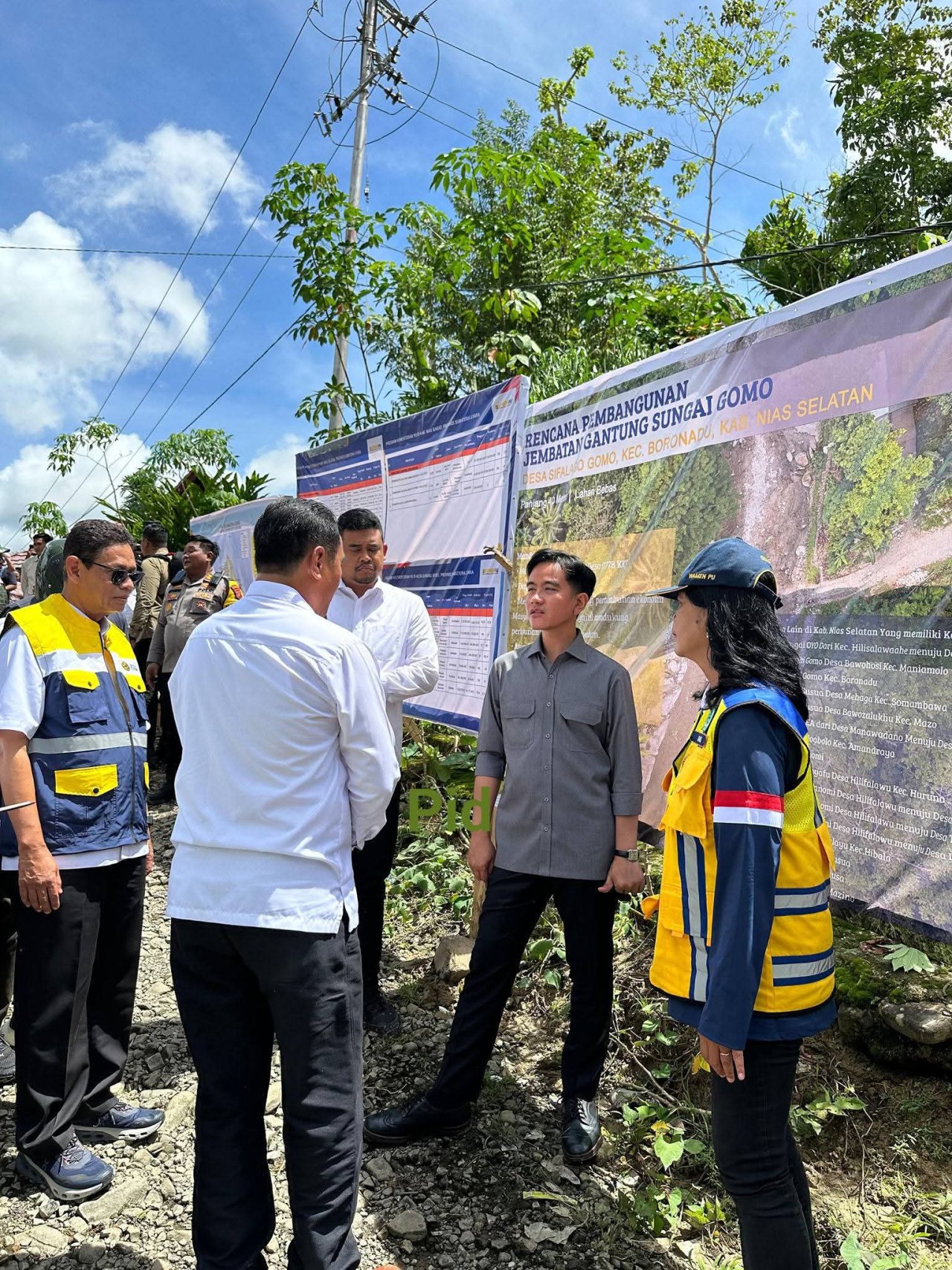 Ket Foto :Saat Wakil Presiden bersama pemerintah Nias selelatan Meninjau sungai gomo pada minggu 21 Desember 2025