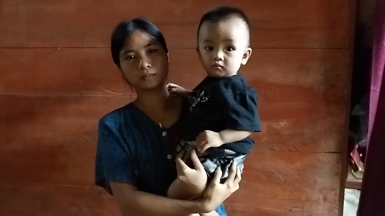 Gendong anak " Menangis histeri" Yanti Sayani Lahagu setelah  suaminya Tewas di Bunuh Lalu di Fitnah.