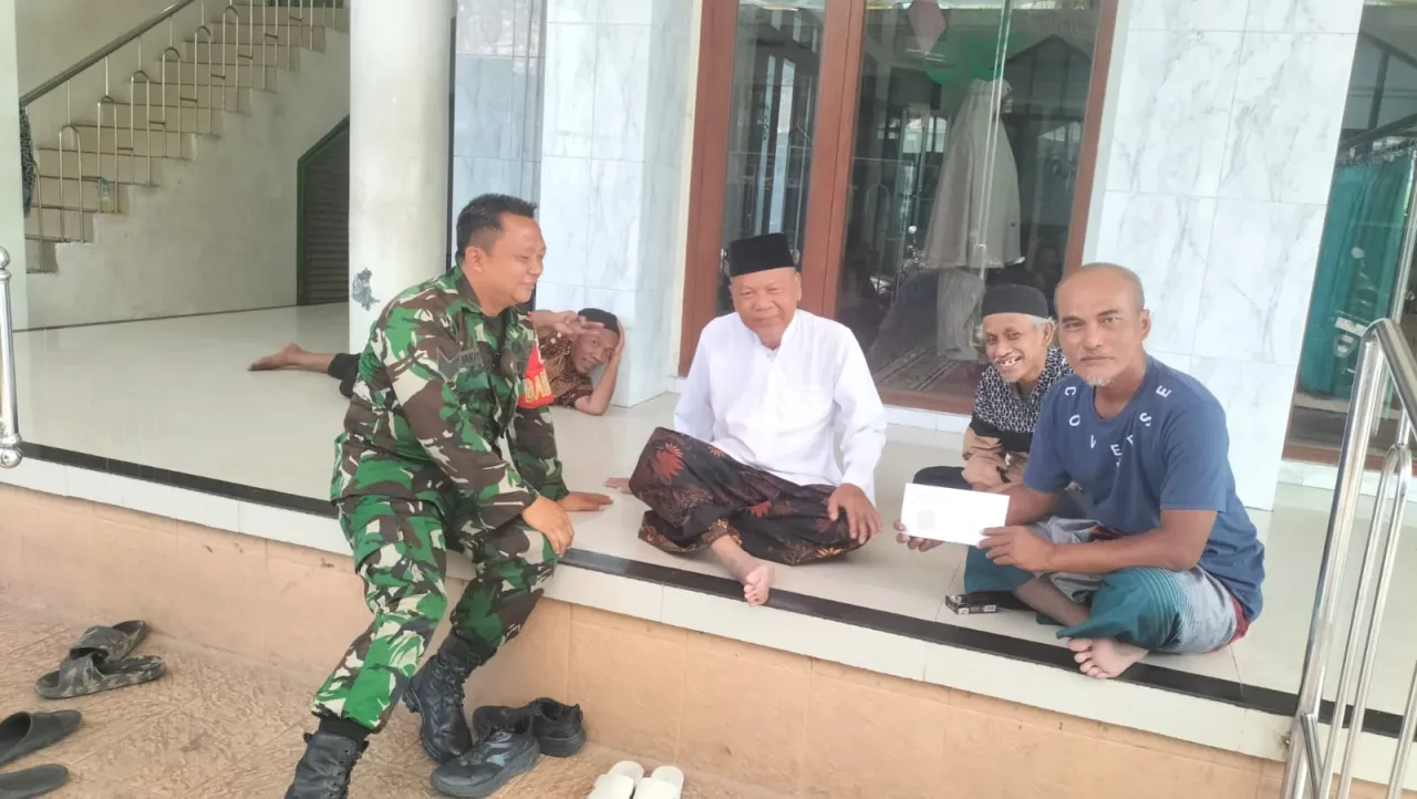 Bincang Santai Dengan Penuh Makna, Babinsa Kemlayan Komsos Dengan Takmir Masjid.