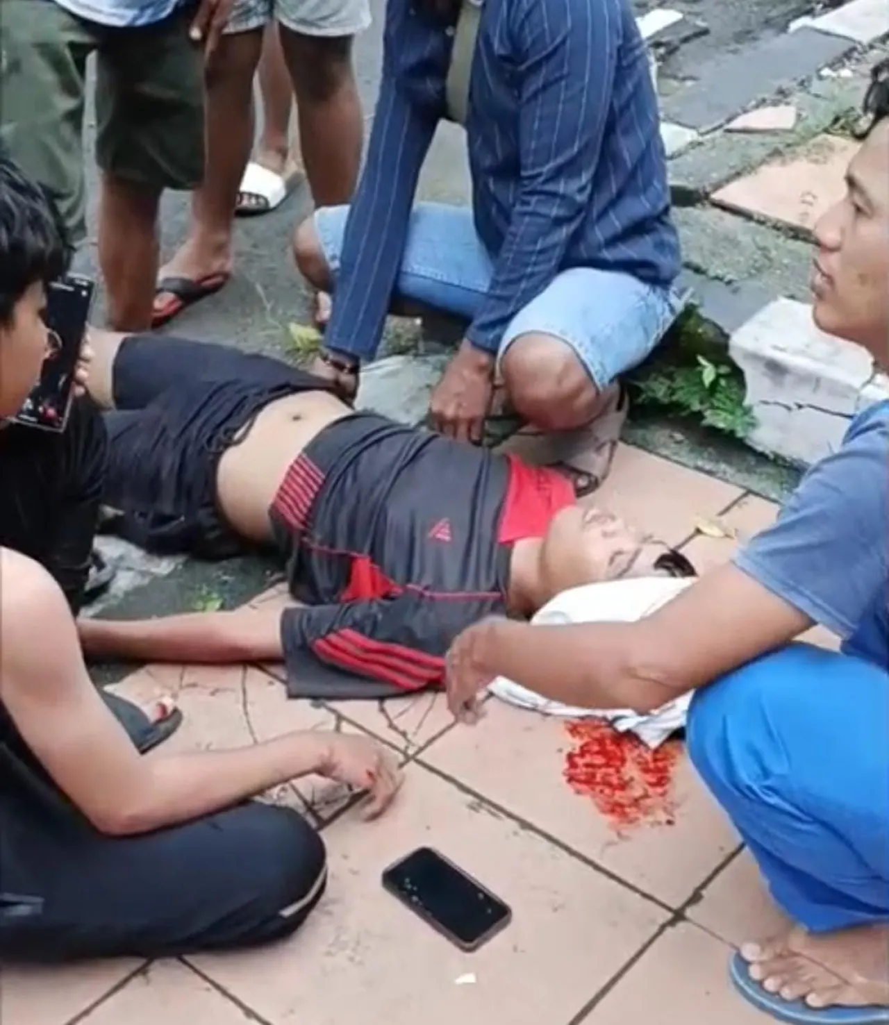 Diduga Diserempet Mobil Box MBG, Dua Remaja Terluka Parah di Depan Stadion Bangkalan