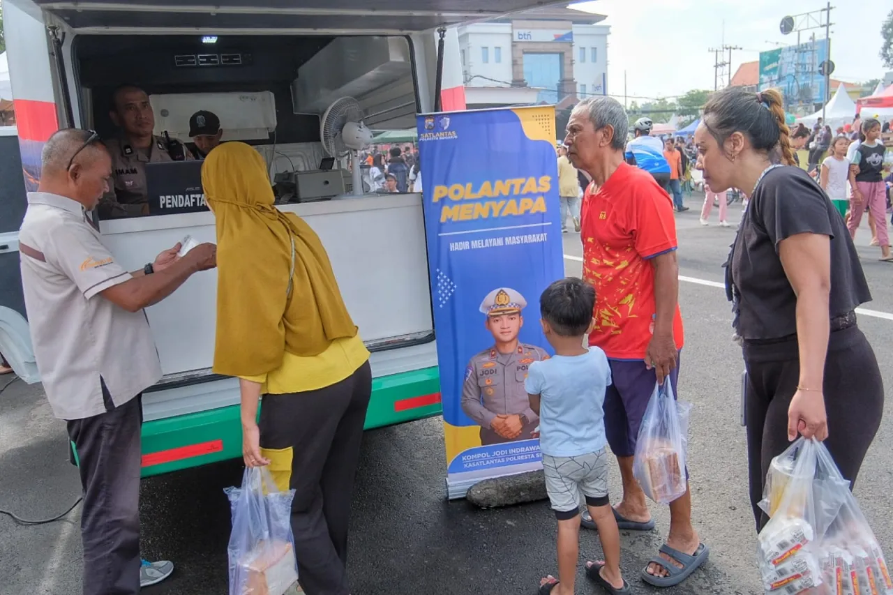Permudah Masyarakat Bayar Pajak Kendaraan, Satlantas Polresta Sidoarjo Hadirkan Samsat Keliling di Car Free Day (CFD)
