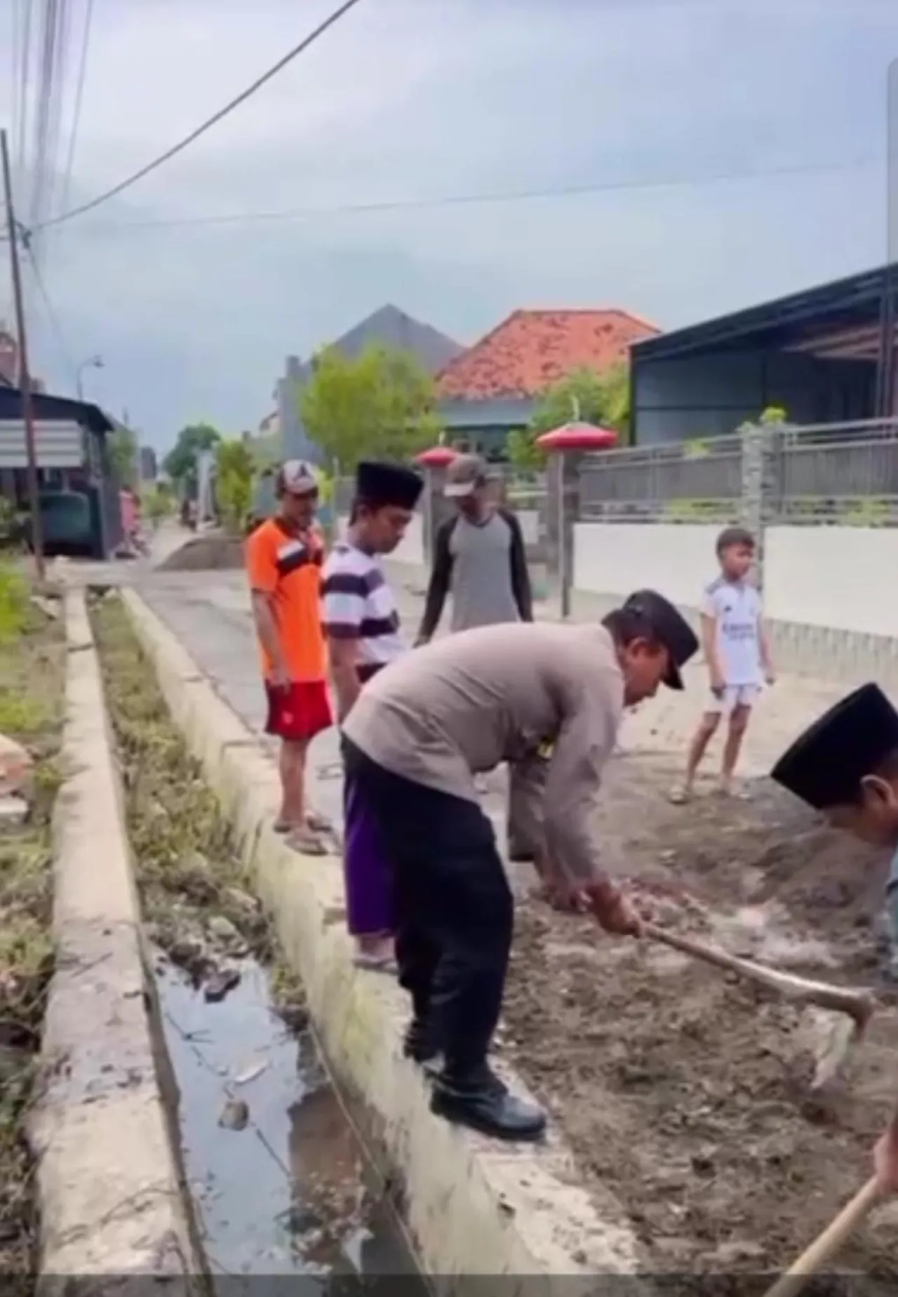 Warga Desa Tengket–Kapolsek Arosbaya Kolaborasi Perbaiki Jalan Rusak Secara Swadaya